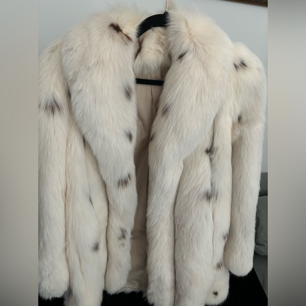 SOLD !!! 🚨🚨
SOLD!!! 🚨🚨
SOLD!!! 🚨🚨. ***Chloe Fox Fur Coat*** - Picture 8 of 14